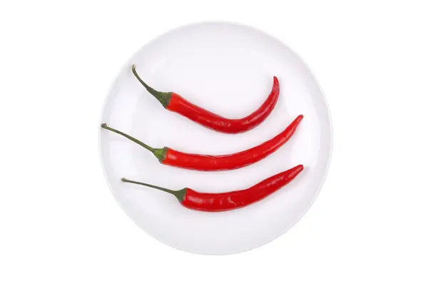 Peperoncino rosso piccante su piatto bianco — Foto Stock