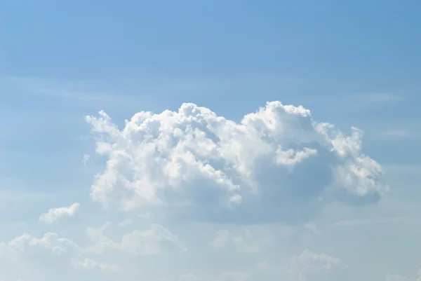 Zachte witte wolken tegen blauwe lucht — Stockfoto