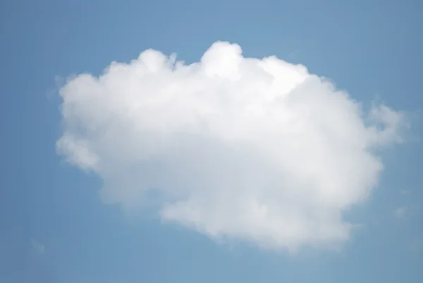 М'яка біла хмара на блакитне небо — стокове фото