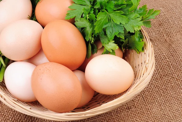 Cesta con huevos en saco —  Fotos de Stock