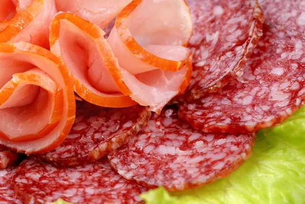 Saporite salsicce e verdure come sfondo — Foto Stock
