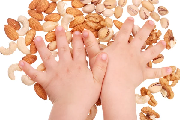 Дитяча рука тримає горіхи — стокове фото
