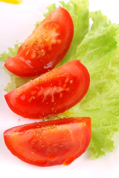 Tomater och gröna på vit — Stockfoto