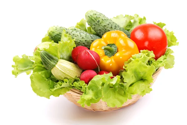 Koš s sklizeň zeleniny na bílém pozadí — Stock fotografie