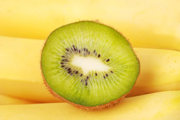 La rebanada de kiwi sobre fondo de plátano — Foto de Stock