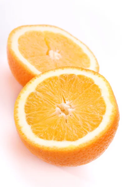 Plasterki pomarańczy biały na białym tle na — Zdjęcie stockowe