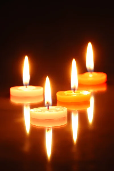 Палаючі свічки ізольовані на чорному — стокове фото