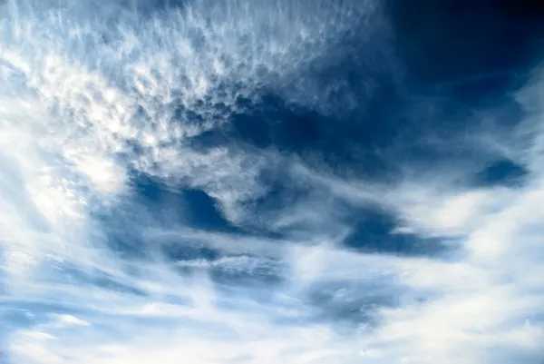 Ciel profond et nuages contrastés avec le vent — Photo