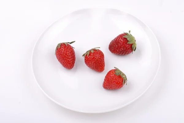 Fresa fresca en plato blanco —  Fotos de Stock