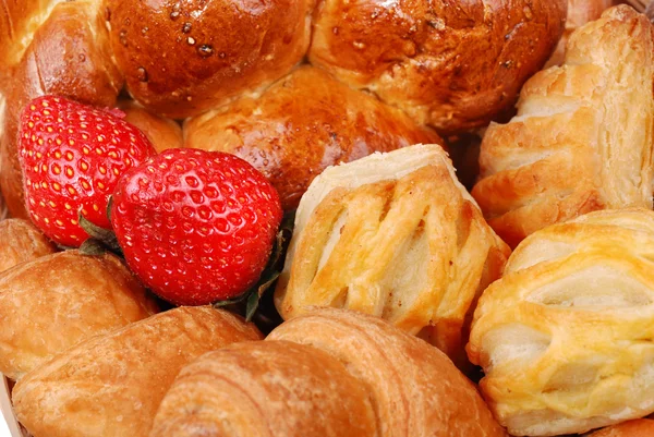 Fresh buns background and strawberry — Stock Photo, Image