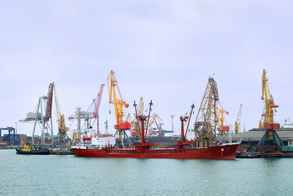 Vista no porto comercial com os navios — Fotografia de Stock