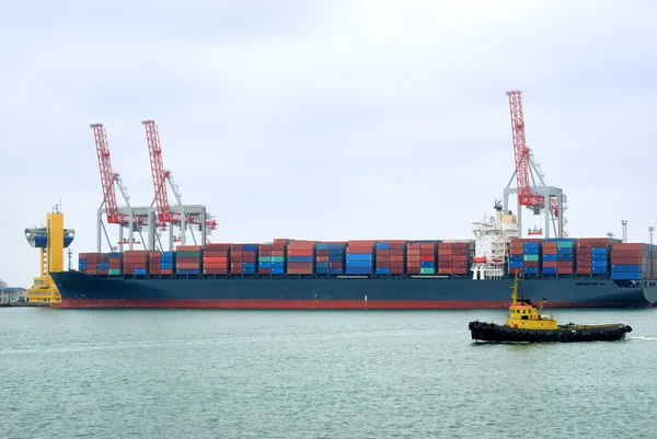 Vista no porto comercial com os navios — Fotografia de Stock