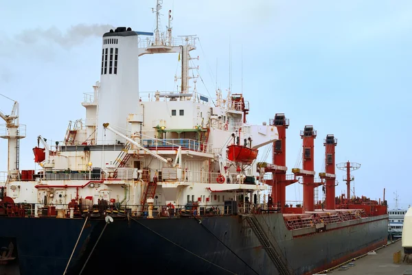 Loď na kotviště v přístavu — Stock fotografie