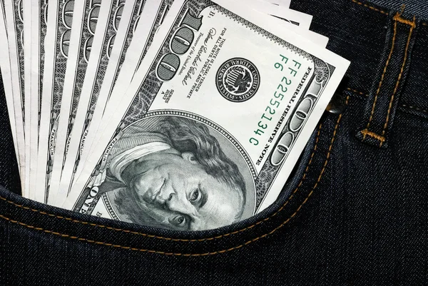 Джинси, з яких кишені стирчать долари — стокове фото
