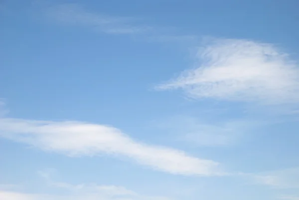 Zachte witte wolken tegen blauwe lucht — Stockfoto