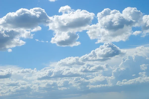 Zachte witte wolken tegen blauwe lucht — Stockfoto