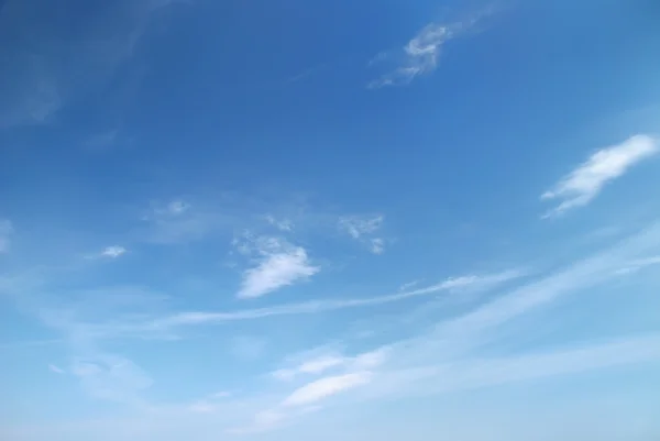 Nubes blancas suaves contra el cielo azul — Foto de Stock