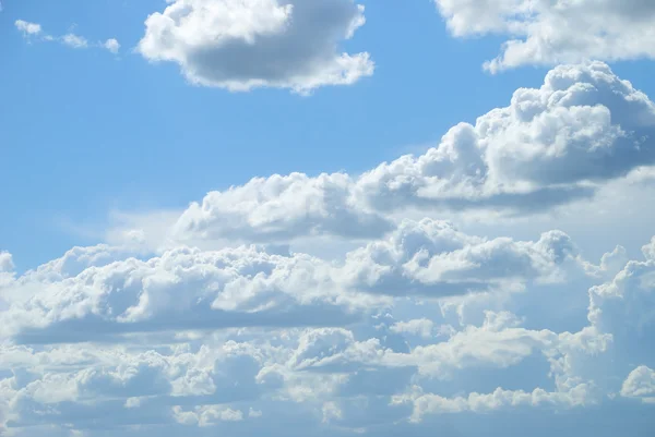 Mjuka vita moln mot blå himmel — Stockfoto