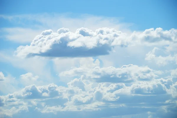 Awan putih lembut terhadap langit biru — Stok Foto