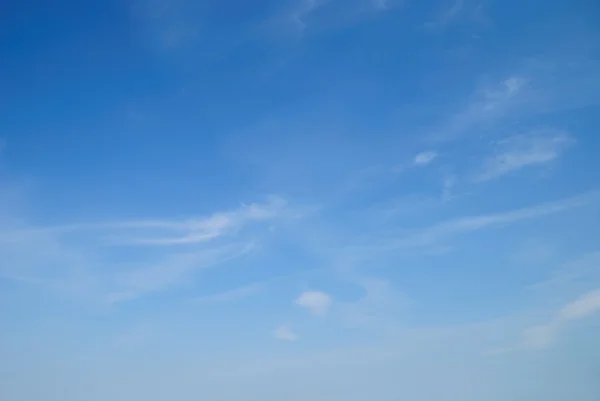 Nubes blancas suaves contra el cielo azul —  Fotos de Stock
