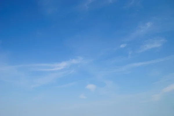 Nubes blancas suaves contra el cielo azul — Foto de Stock