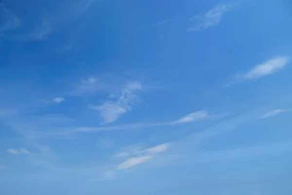 Мягкие белые облака против голубого неба — стоковое фото