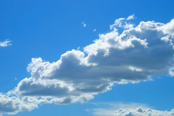Awan cerah cerah terang terhadap langit biru — Stok Foto