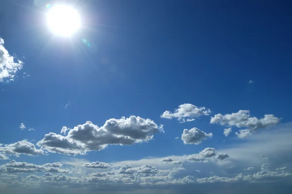 Jasny słoneczny chmury przeciw błękitne niebo — Zdjęcie stockowe