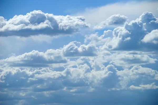 Nuvole luminose e soleggiate contro il cielo blu — Foto Stock