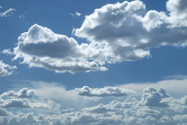 Ljusa soliga moln mot blå himmel — Stockfoto