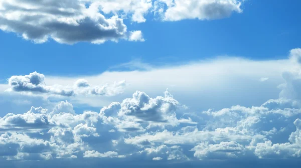 Strahlend sonnige Wolken gegen blauen Himmel — Stockfoto