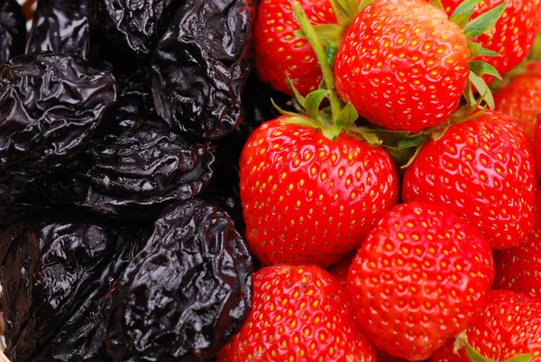 Background from strawberry and prune — Stock Photo, Image