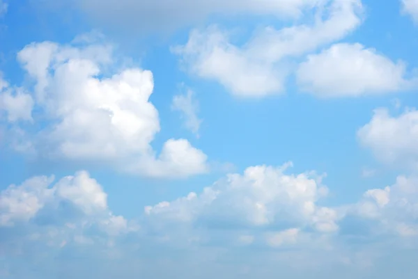 Nuages doux contre ciel bleu — Photo