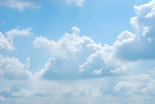 Strahlend sonnige Wolken gegen blauen Himmel — Stockfoto