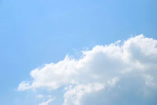 Мягкие белые облака против голубого неба — стоковое фото