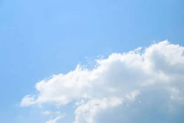 Nuvens brancas suaves contra o céu azul — Fotografia de Stock