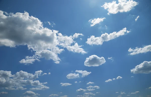 Твердые облака против голубого неба — стоковое фото