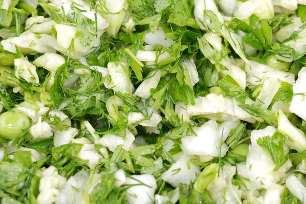 Свежий салат из овощей и зелени на тарелке — стоковое фото