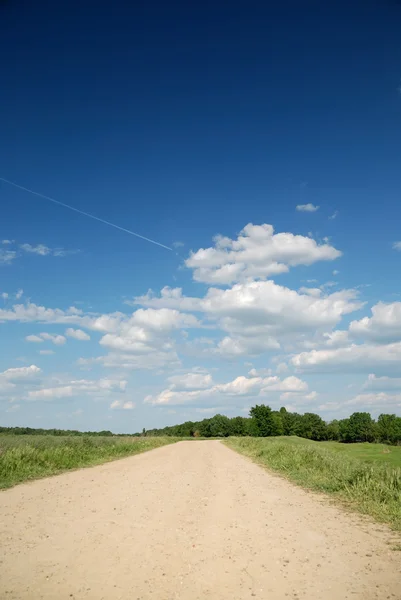 Middagstid sommar landskap med väg — Stockfoto