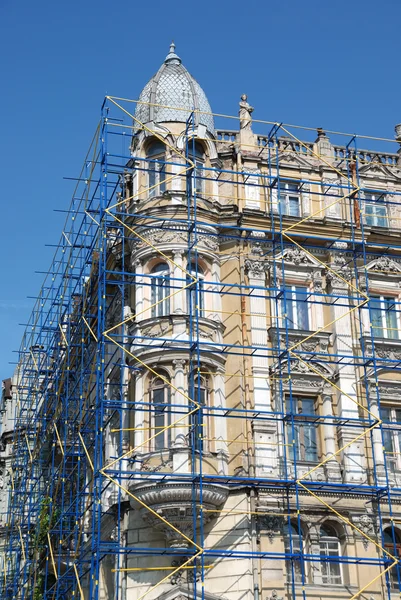 Großflächige Gerüste an einem Gebäude in der Innenstadt — Stockfoto