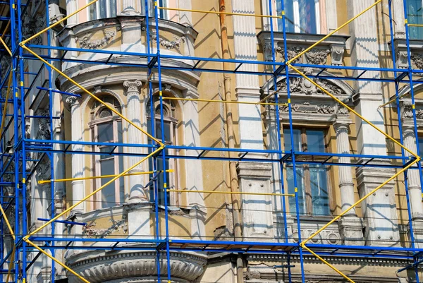 Extensive scaffolding on a aged building in downtown — Stock Photo, Image