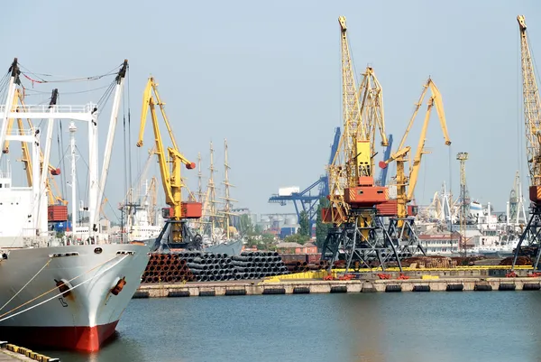 The trading seaport with cranes, cargoes and ship — Stock Photo, Image