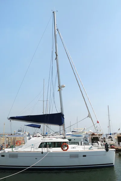 Fehér jacht a kikötőben horgony — Stock Fotó