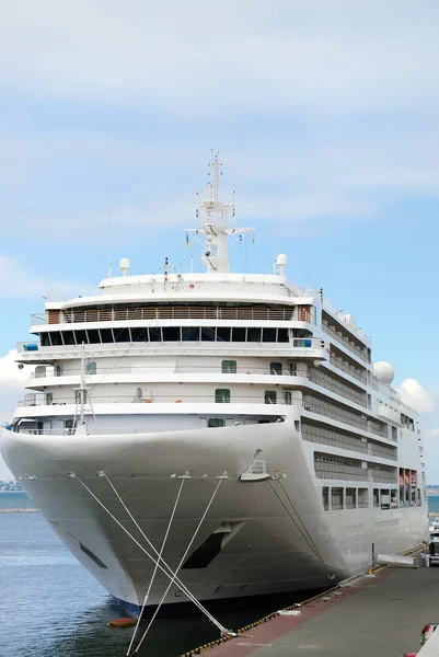 O navio de passageiros está atracado no porto — Fotografia de Stock