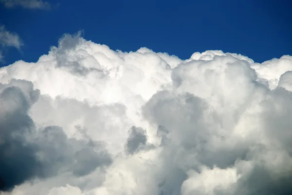 Harte Wolken gegen blauen Himmel — Stockfoto