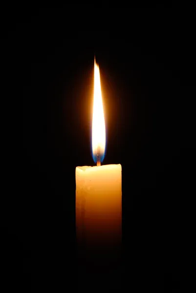 Płonąca świeca odizolowana na czarnym tle — Zdjęcie stockowe
