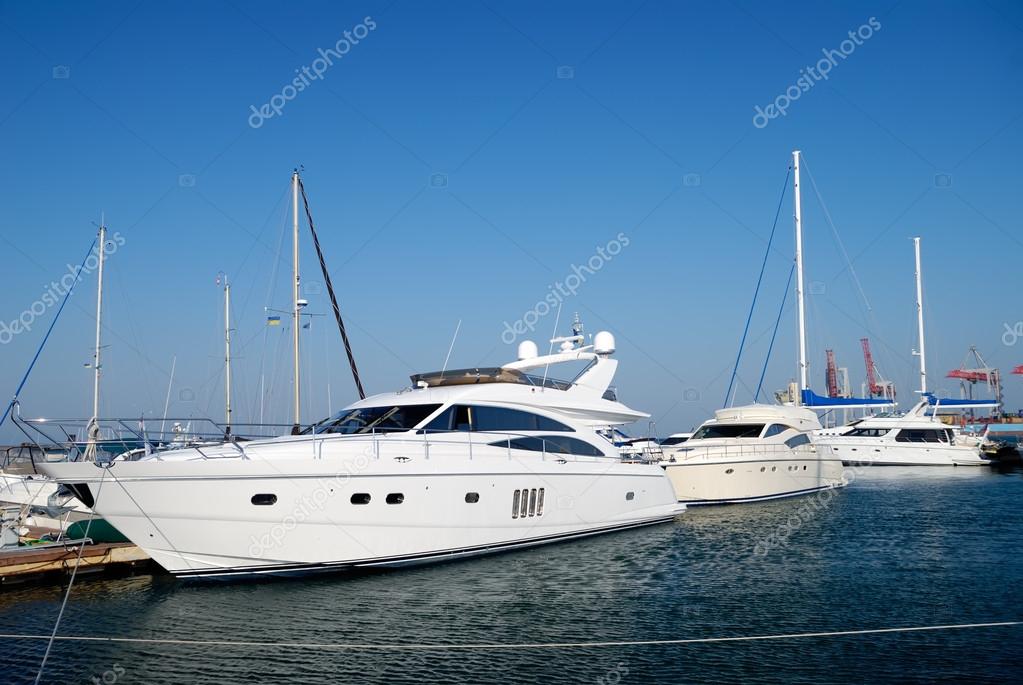 Yacht bianchi su un'ancora