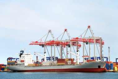 Vinçler, yükleri ve gemi ile ticaret Limanı