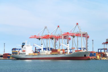 Vinçler, yükleri ve gemi ile ticaret Limanı