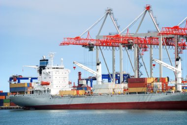 Vinçler, yükleri ve gemi ile ticaret Limanı